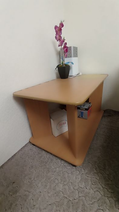 Стол для работы, подставка под телевизор.