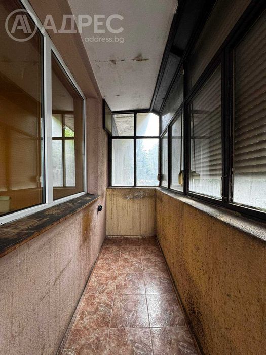 Двустаен апартамент, Център, 65 кв.м., ет. 1, тухла, за ремонт