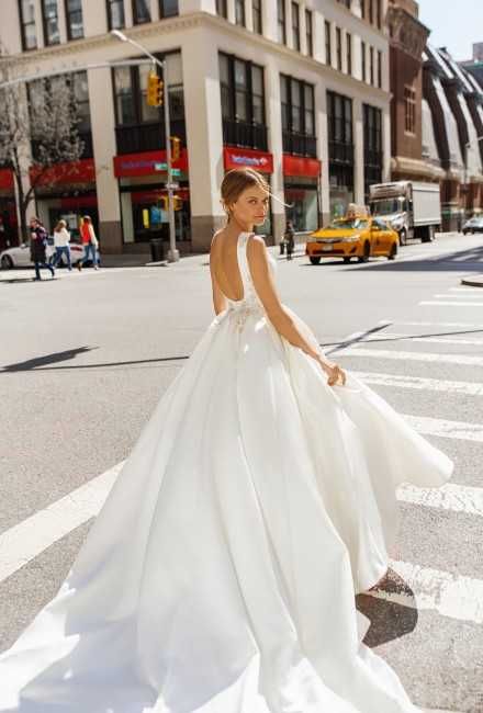 Дизайнерска Сатенена сватбена / булчинска рокля Eva Lendel + аксесоари