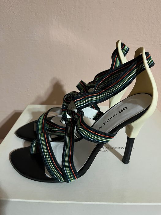 DKNY маркови сандали