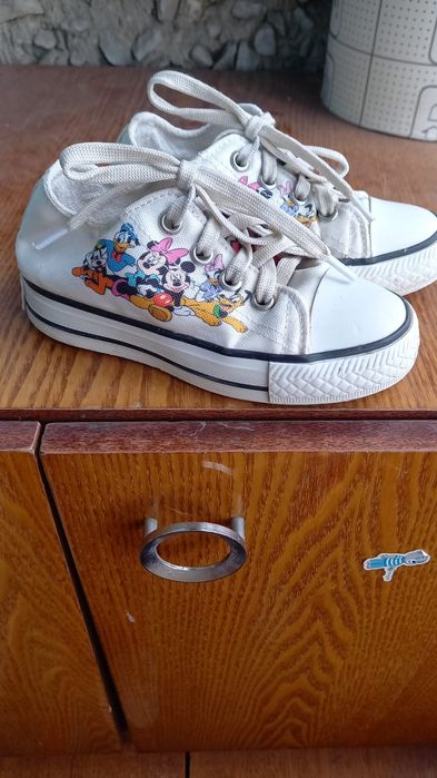 Кроссовки, чешки на девочку