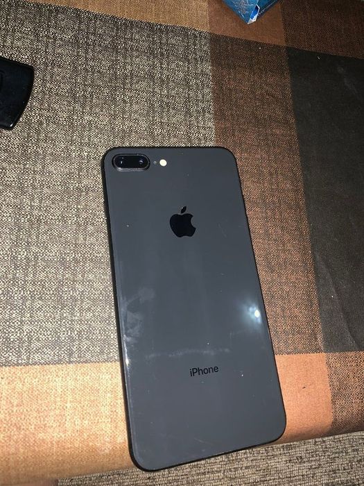 продам айфон 8 +