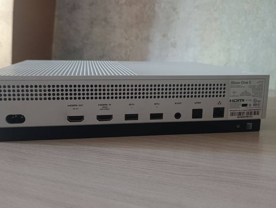 Xbox one s с геймпадом