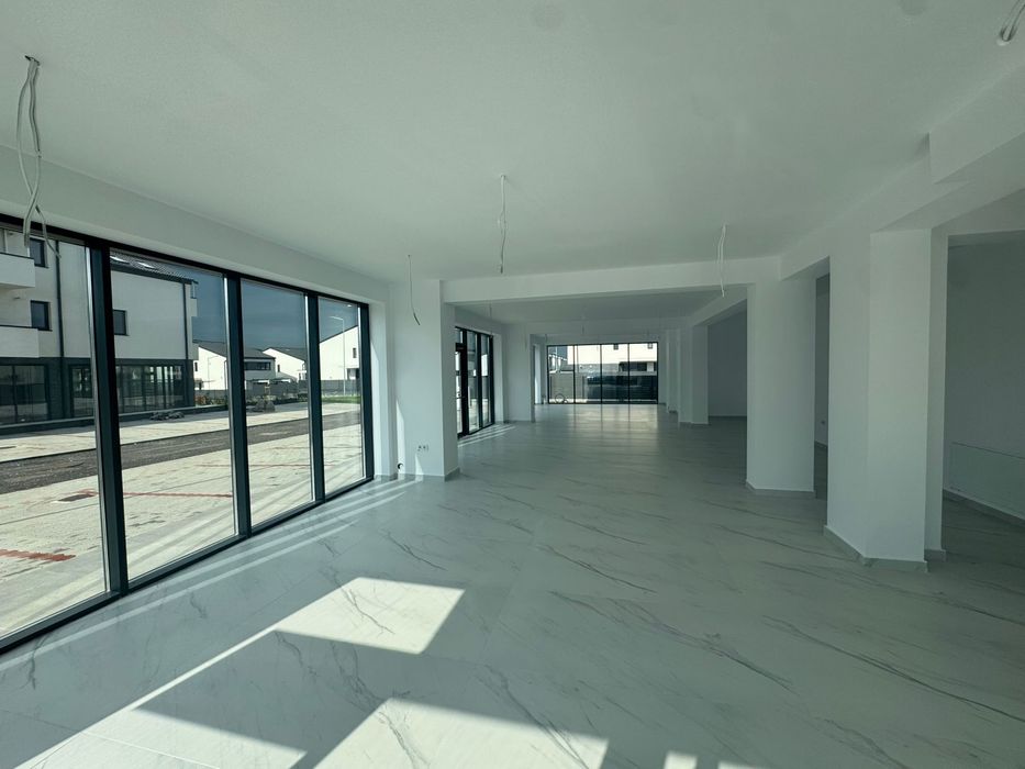 Spatiu comercial plus 8 locuri de parcare incluse 160m2 utili