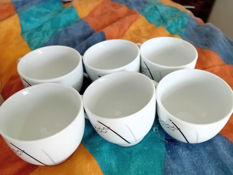 Vand 13 cesti de cafea noi două in forma de inima