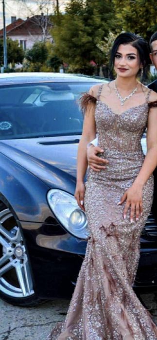 Красива бална рокля с корсет