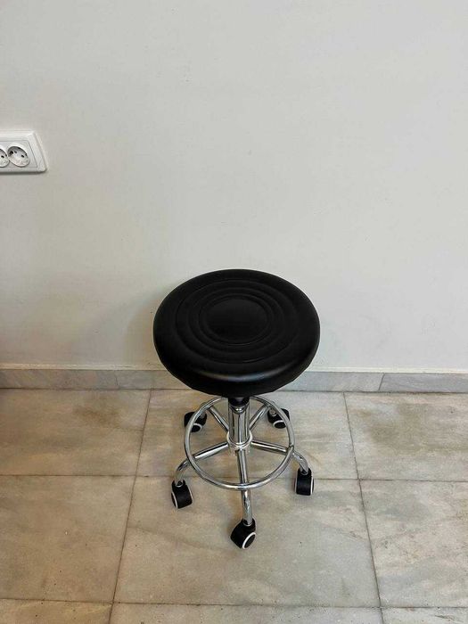 Tattoo / canapea / suport / lampă.