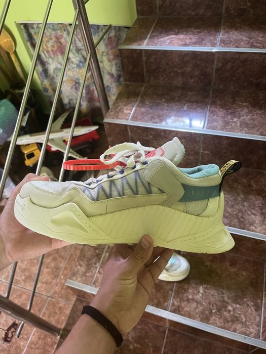Vand off-white odsy purtati