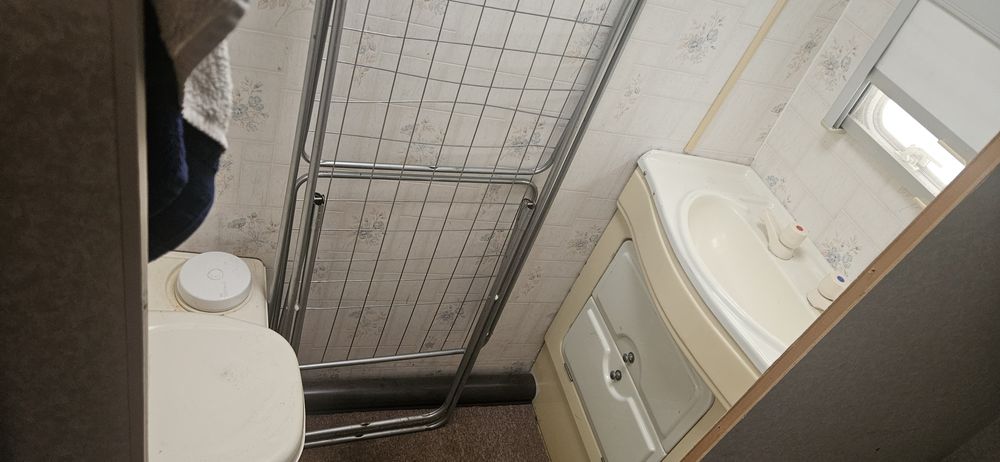 Vând rulotă în stare bună fără infiltratii masa totala 1100 kg