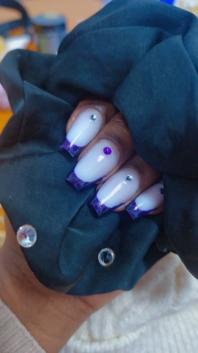 unghii albe cu french violet intens și strălucitor