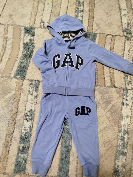 Два костюма детских GAP