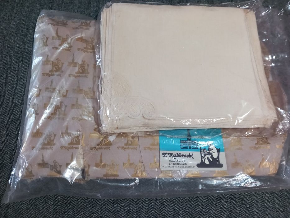 Broderie manuală ,Față de masă cu 16 șervețele
