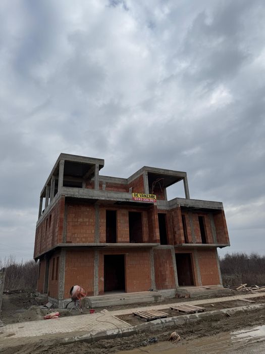 Cladire tip duplex cu 2 apartamente