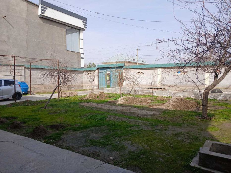 Gulison shahrida 2-mikra rayonda joylashgan hovliliy uy sotiladi.