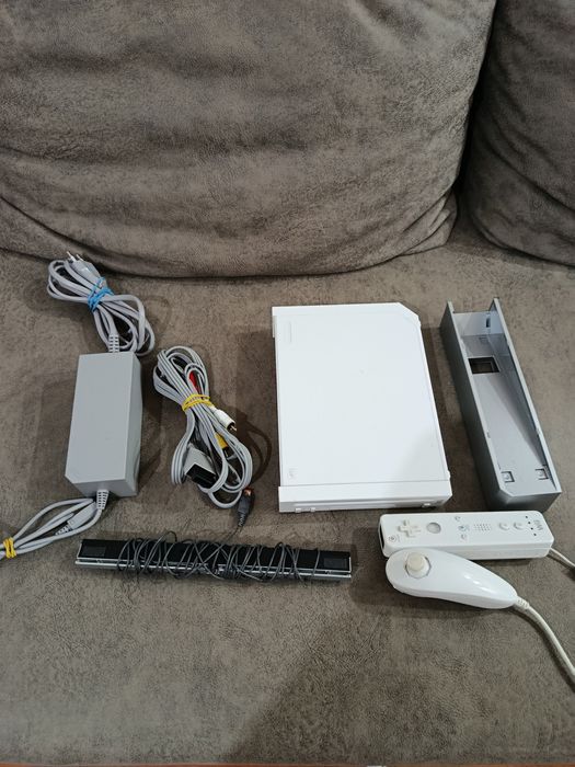 Nintendo Wii Alb Modat RVL-001 + Card 32GB cu Jocuri + Accesorii