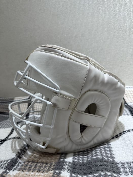 Шлем для единоборотств с сеткой