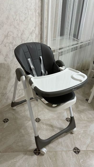 Детский стульчик для кормления ребенка