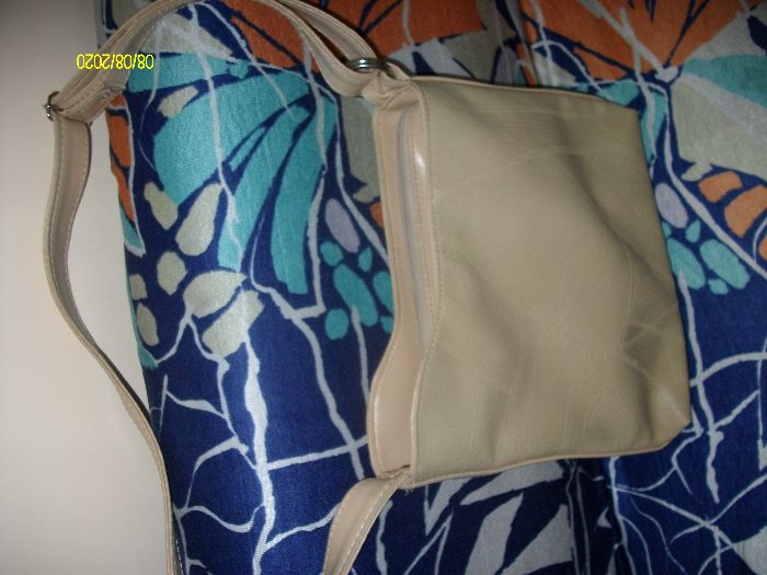 Продавам чисто нова бежова чанта