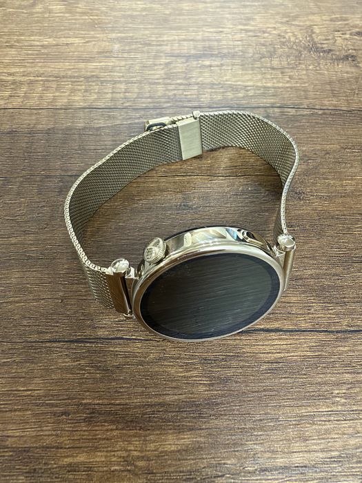 Продавам дамски смартчасовник Huawei Watch GT 4 в златист цвят