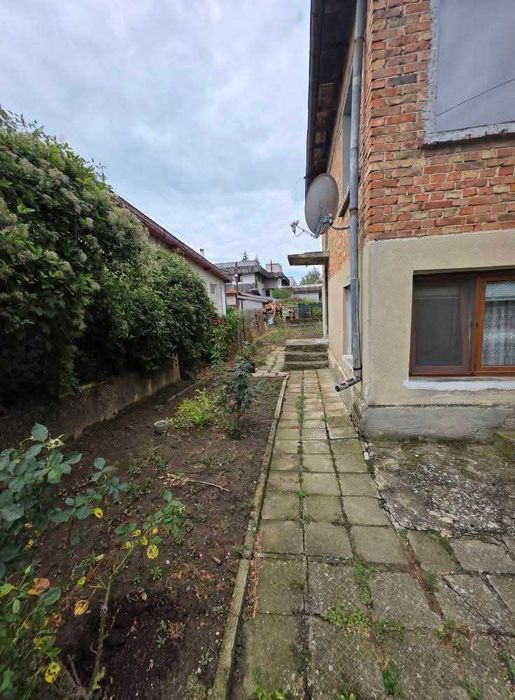 Продавам двуетажна къща