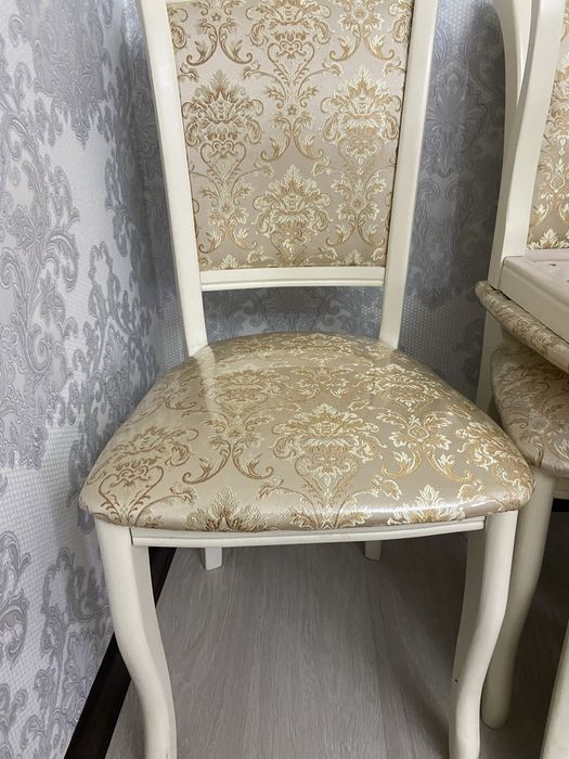 Стол и стулья в комплекте
