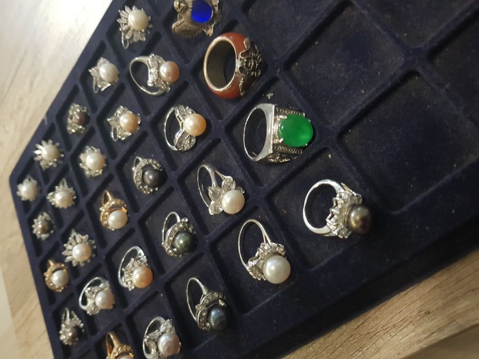 Пръстени със скъпоценни камъни и перли - различни модели