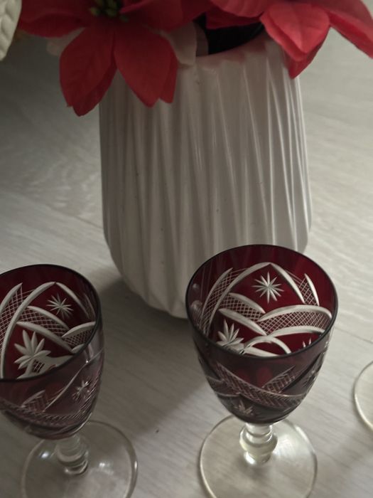 Pahare din cristal rosu