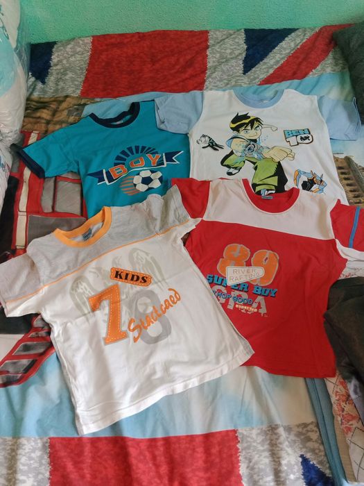 Vand lot haine baieti aprox. 7-10 ani