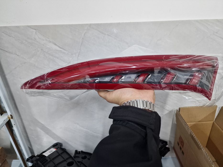 Задний фонарь на Hongqi E-QM5