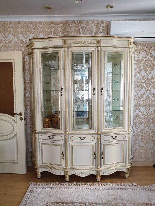 Стол со стульями и сервант