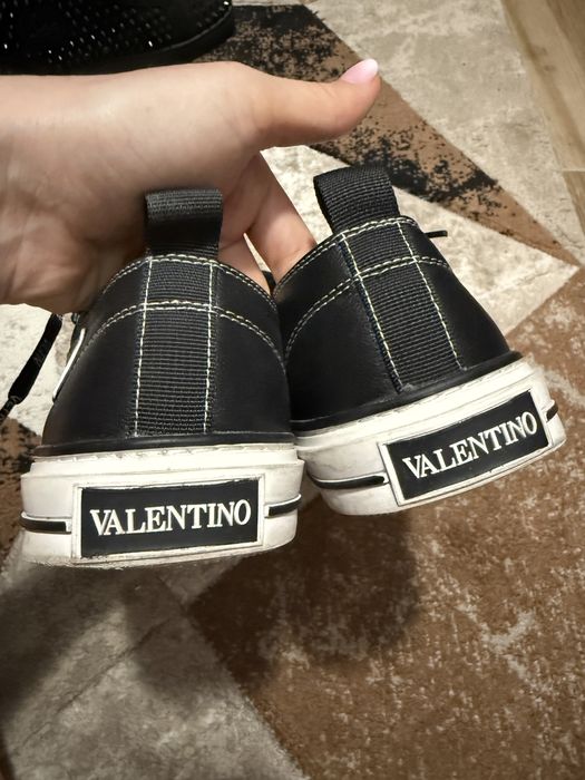 Tenesi Valentino  piele