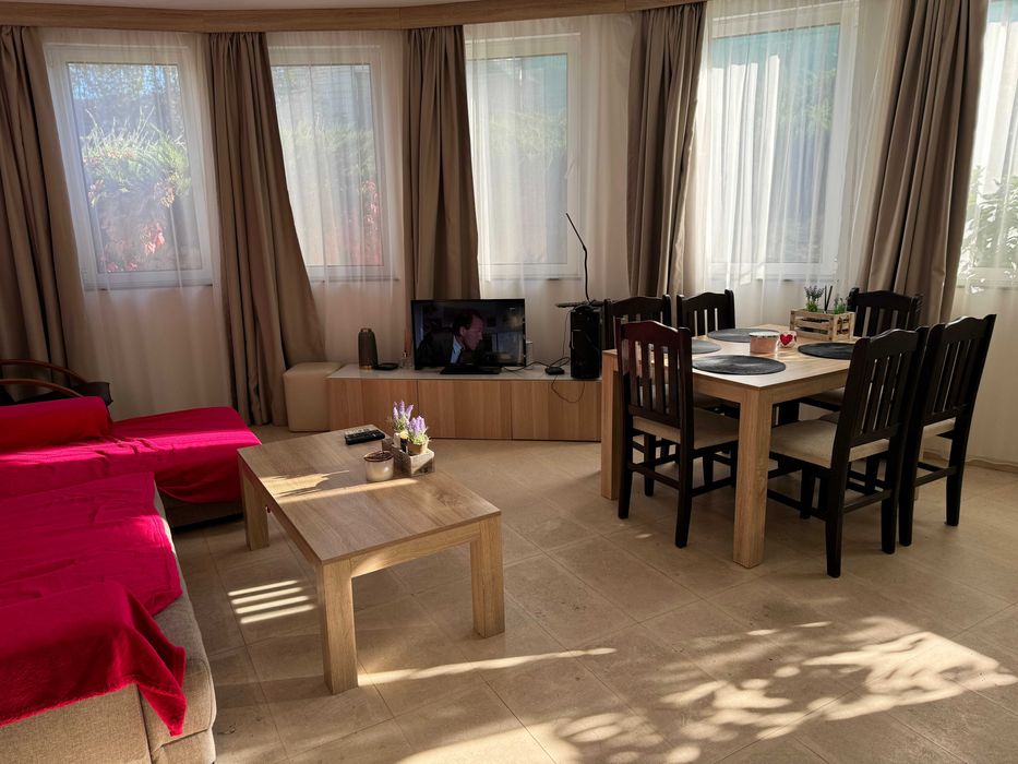 ТОП ЛОКАЦИЯ | Голям тристаен на първа линия плаж,  басейн и паркомясто