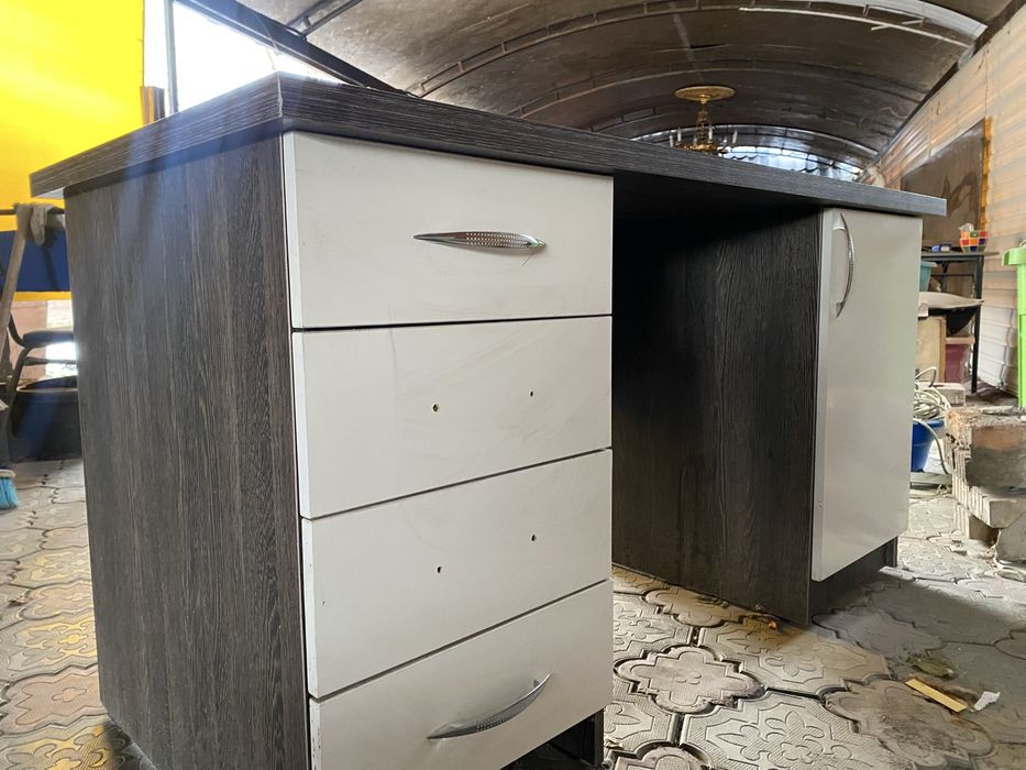 Стол компьютерый