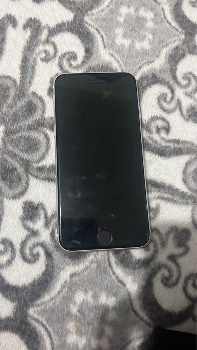 Айфон се (2020)