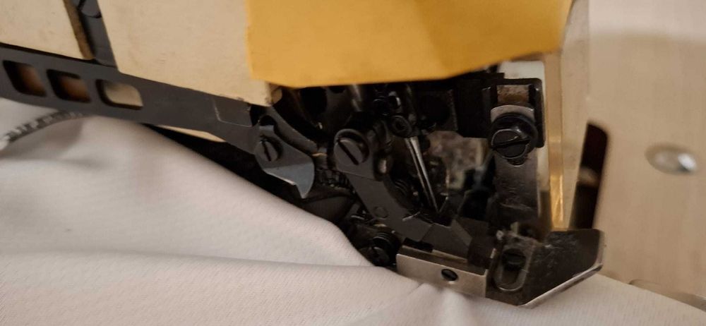 Masina de surfilat industriala