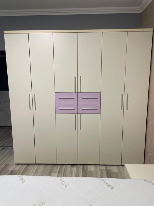 Dormitor complet , pat , sifonier si birou cu scaun