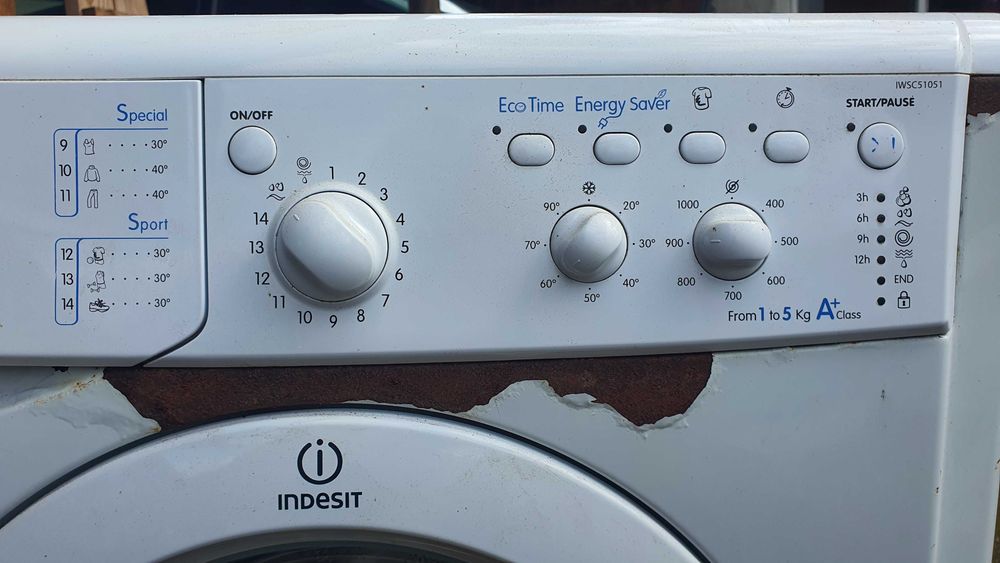 Продавам пералня Indesit за части.