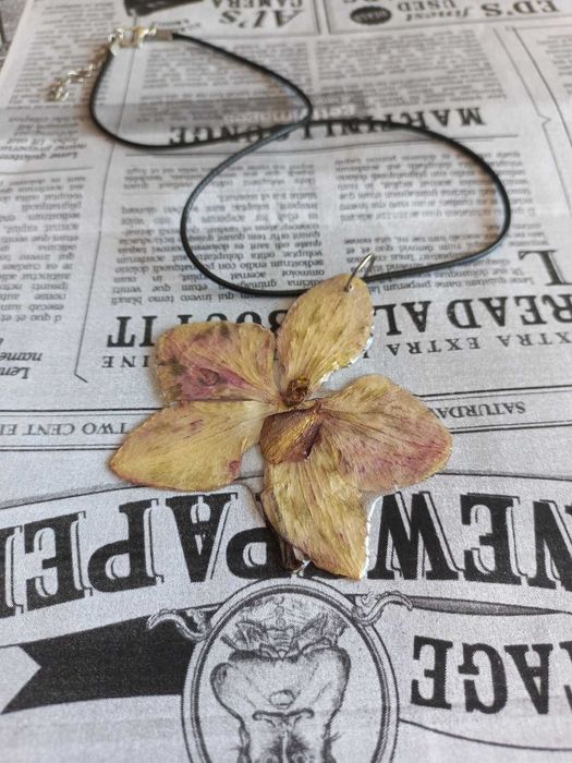 колиета от естествени орхидеи и теменужки