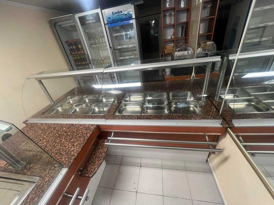 Продавам студена и топла витрина в перфектно състояние