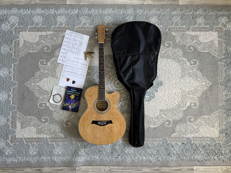 Акустическая Гитара Adagio с набором аксессуаров.
