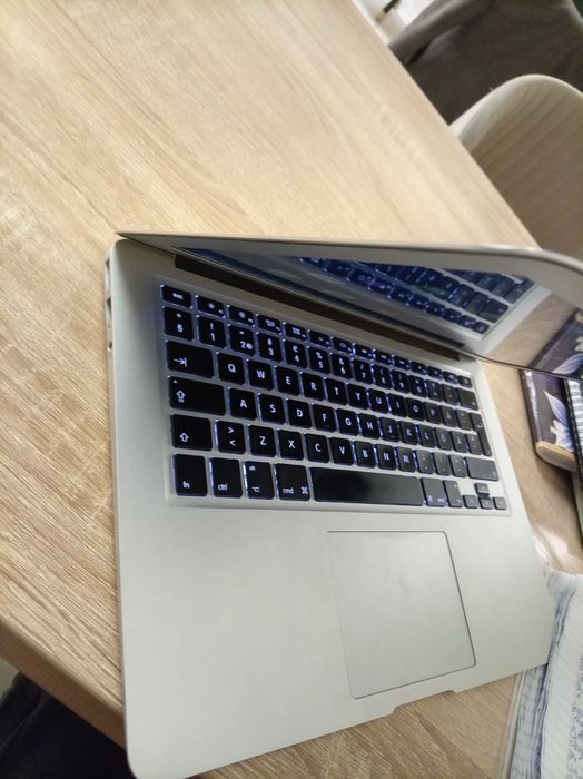 Macbook air 13 2017 holatlari yahshi zaryadchiklari qushib beriladi
