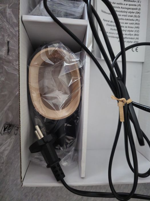 Perie păr Waves cu o putere de 1000 W pentru coafarea părului.