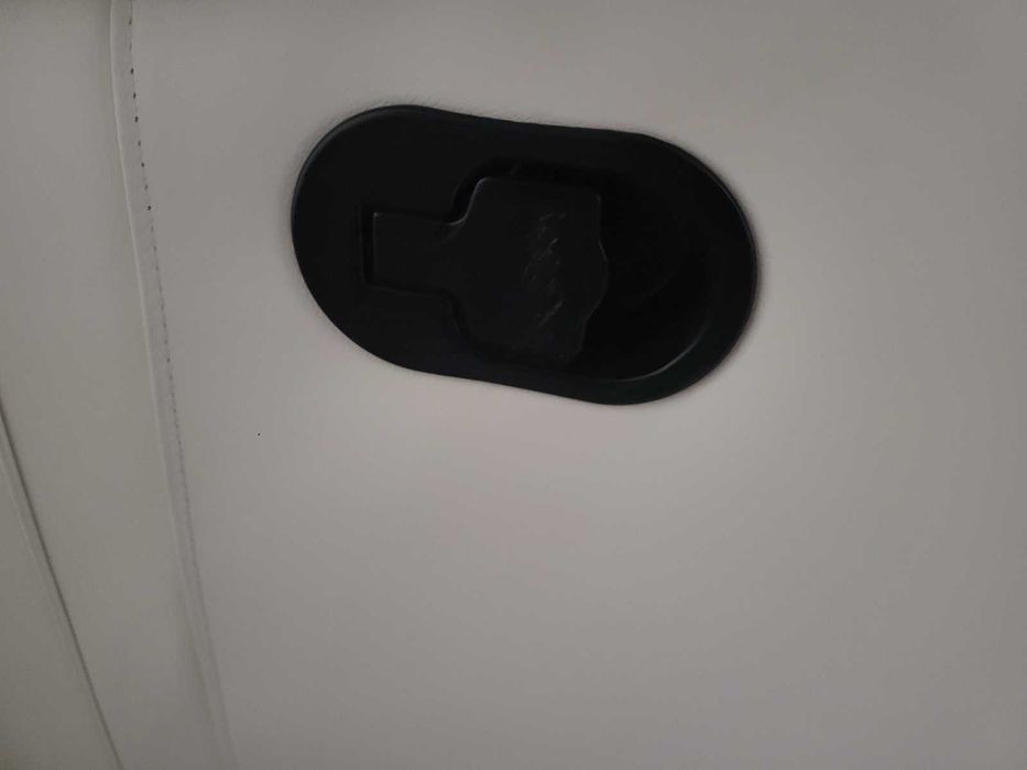 Светло кремав кожен фотьойл La-z-boy с ръчен релакс механизъм