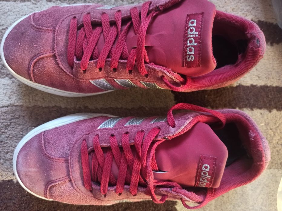 Adidași de vânzare