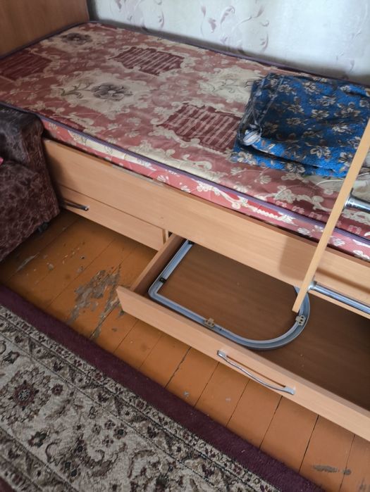 Кровать двухярусная с матрасами