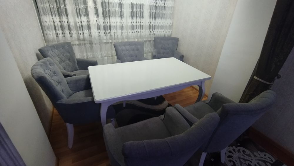 Срочно продам комплект мебели для гостиной стол, кресло.