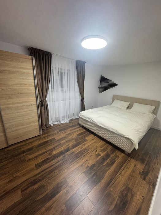 Inchiriez apartament la casa.