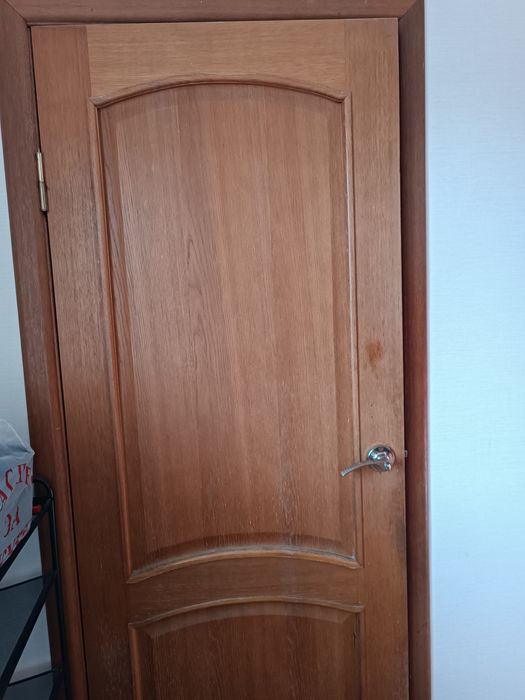 Подам деревянную дверь 10000