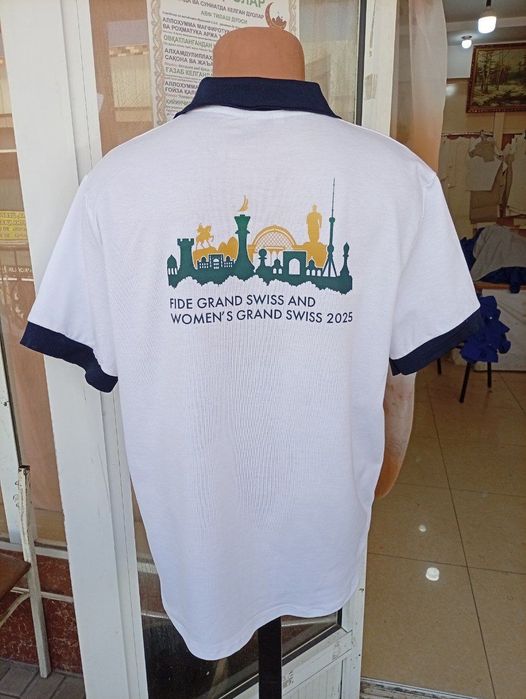 Futbolka polo S logotipom