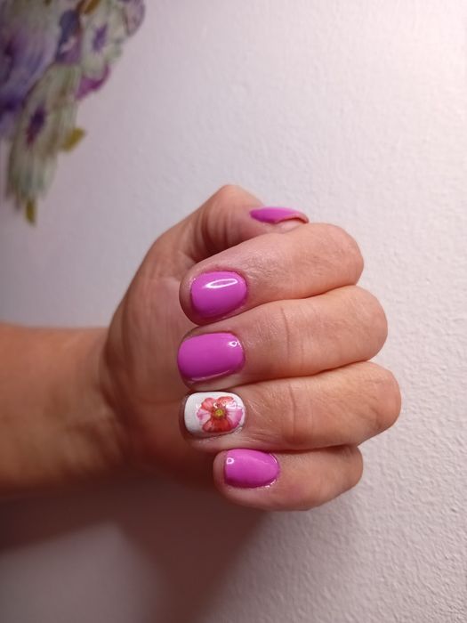 Aplic unghii cu gel si semi.